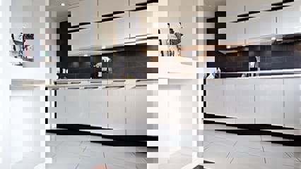 Je možné vešať na priečku zo sadrokartónovej dosky ťažké predmety?